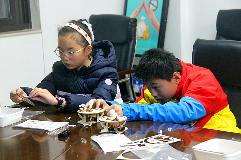 玄武区樱驼花园社区关工委开展青少年冬令营活动之“太阳、地球、月亮”三球仪模型手工制作(4).jpg