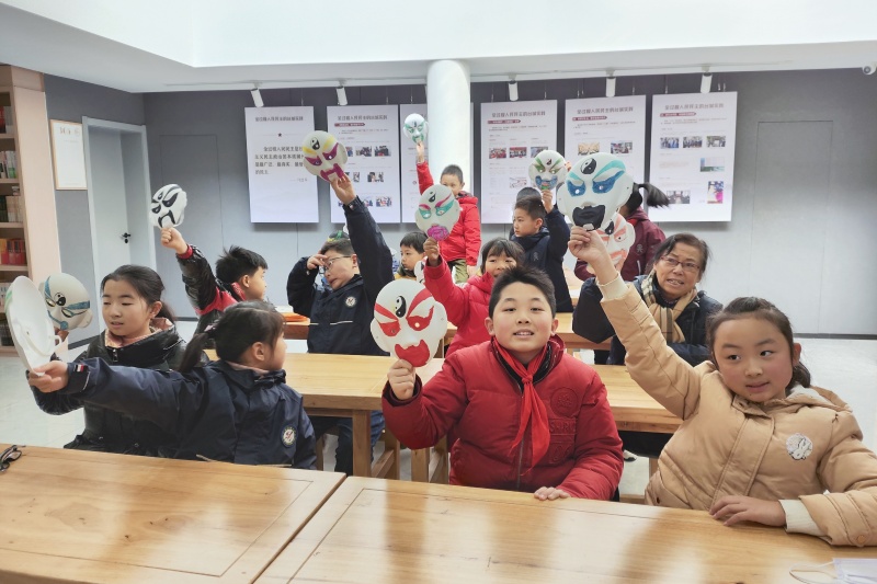 江苏省南京市玄武区玄武门街道台城花园社区关工委开展“非遗润民心”脸谱彩绘活动（3）.jpg