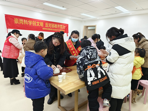 反邪志愿者普及反邪知识1_副本.jpg