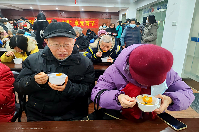 江苏省南京市玄武区唱经楼社区关工委开展“欢乐猜灯谜，‘唱’享过元宵”活动(5).png