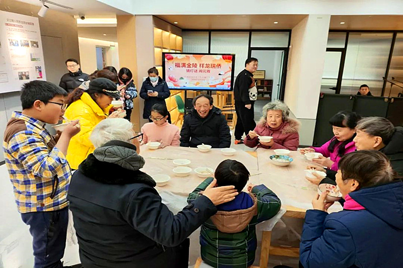 江苏省南京市玄武区台城花园社区关工委开展“趣味猜灯谜，欢喜闹元宵”元宵节活动(2).jpg