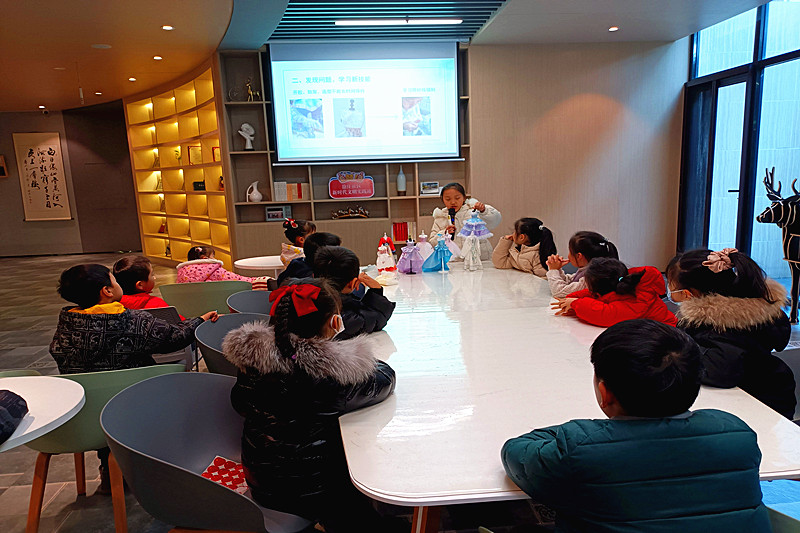 江苏省南京市玄武区徐庄社区关工委开展青少年艺术小课堂之儿童服装设计活动（1）.jpg