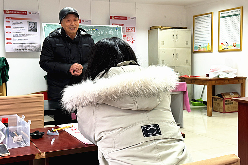 江苏省南京市玄武区樱驼花园社区关工委开展“青春夜校之书法入门”课堂(1).jpg