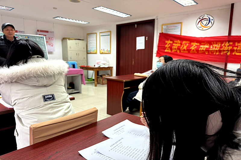 江苏省南京市玄武区樱驼花园社区关工委开展“青春夜校之书法入门”课堂(2).jpg