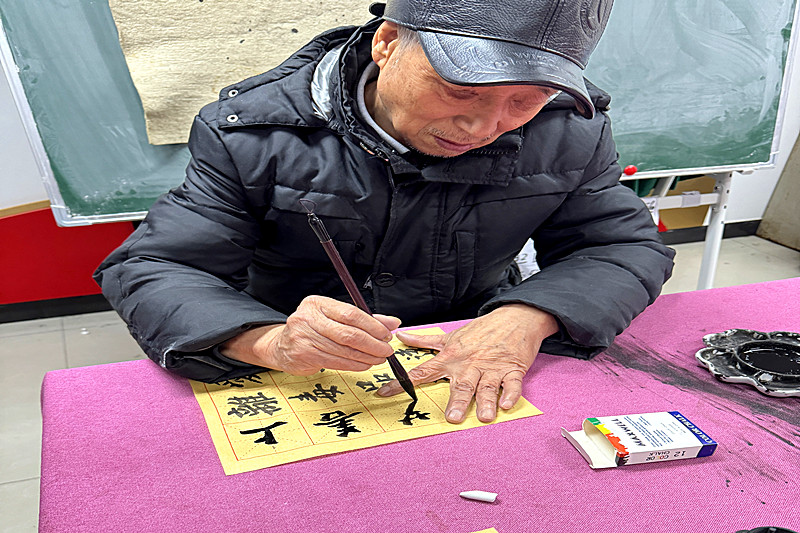 江苏省南京市玄武区樱驼花园社区关工委开展“青春夜校之书法入门”课堂(3).jpg