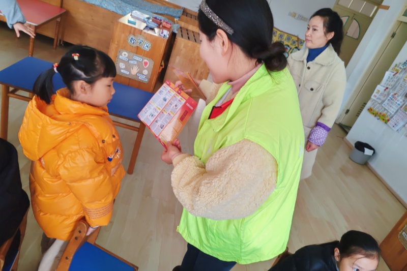 江苏省南京市玄武区东方城社区关工委走进东方城幼儿园开展禁毒宣传活动 (1).jpg