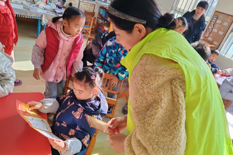 江苏省南京市玄武区东方城社区关工委走进东方城幼儿园开展禁毒宣传活动 (2).jpg