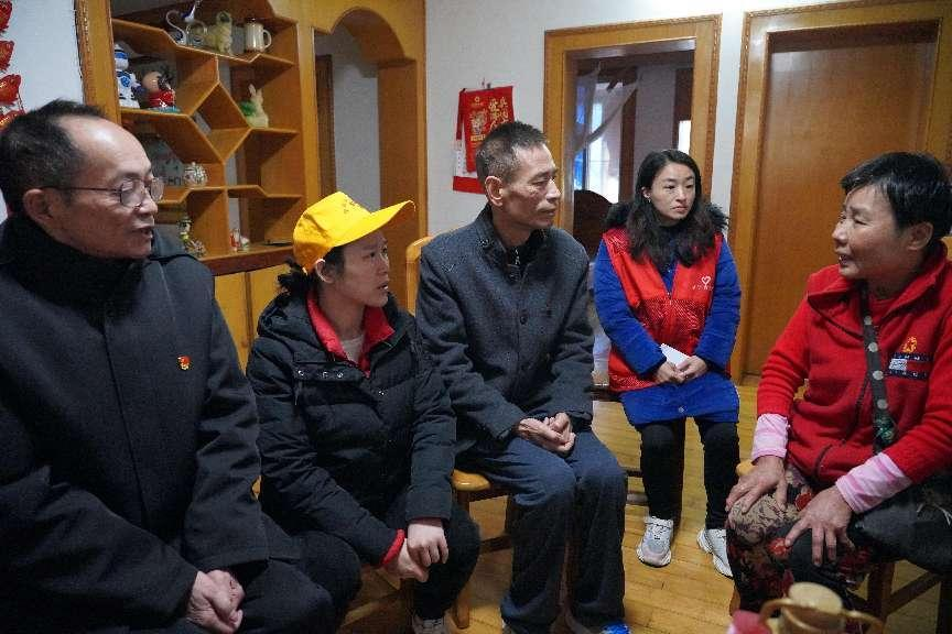 志愿者详细了解帮扶人员家庭情况.png