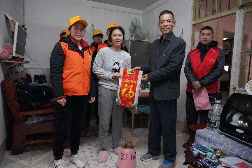 为帮扶对象送上爱心物资.png