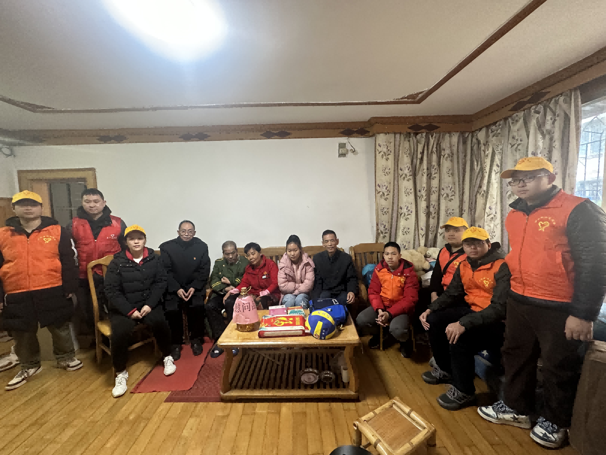 志愿者与凌桂平家人合影.png