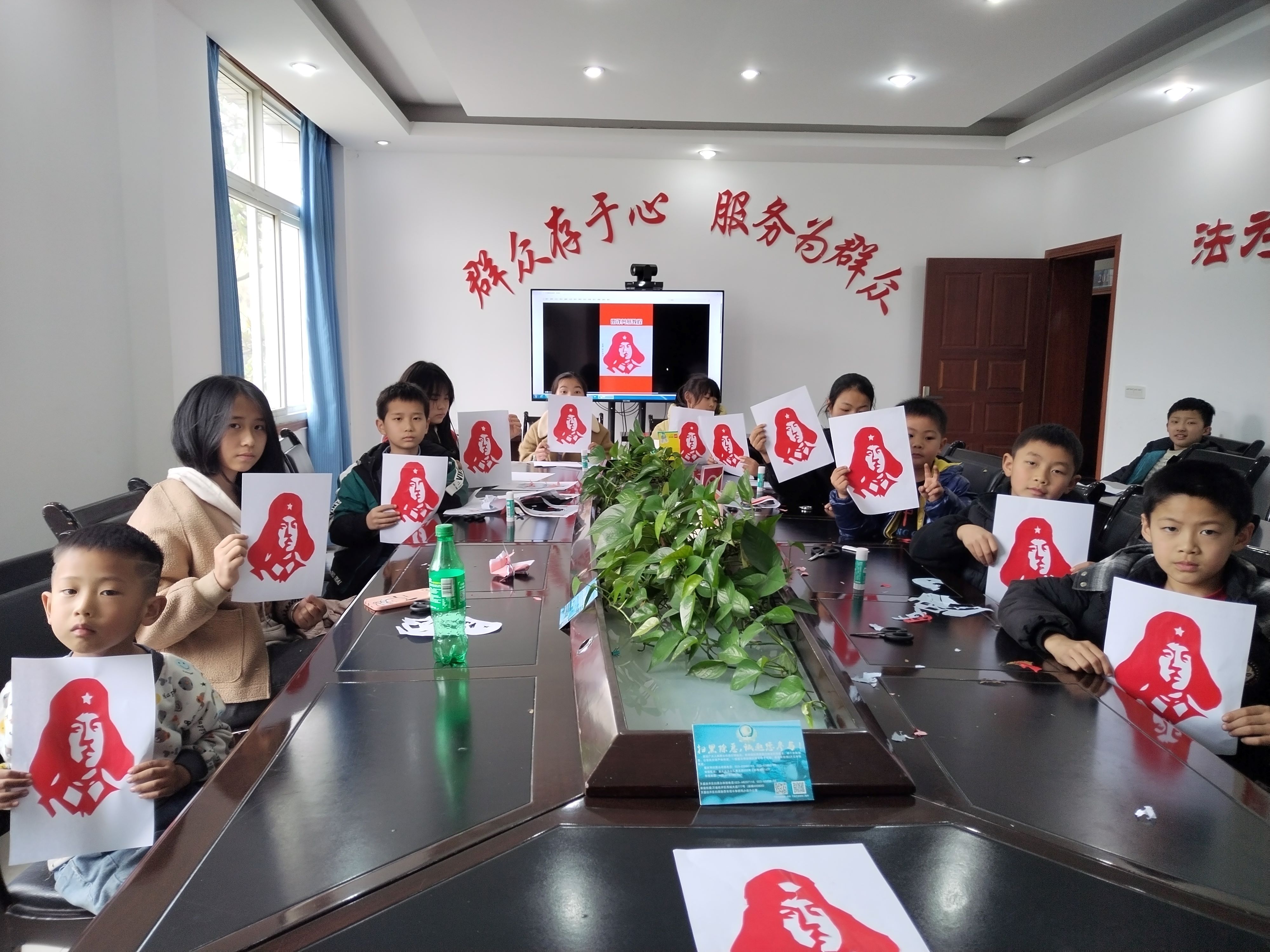 万盛万东镇五里村：手工剪纸活动　传承雷锋精神 (1).jpg