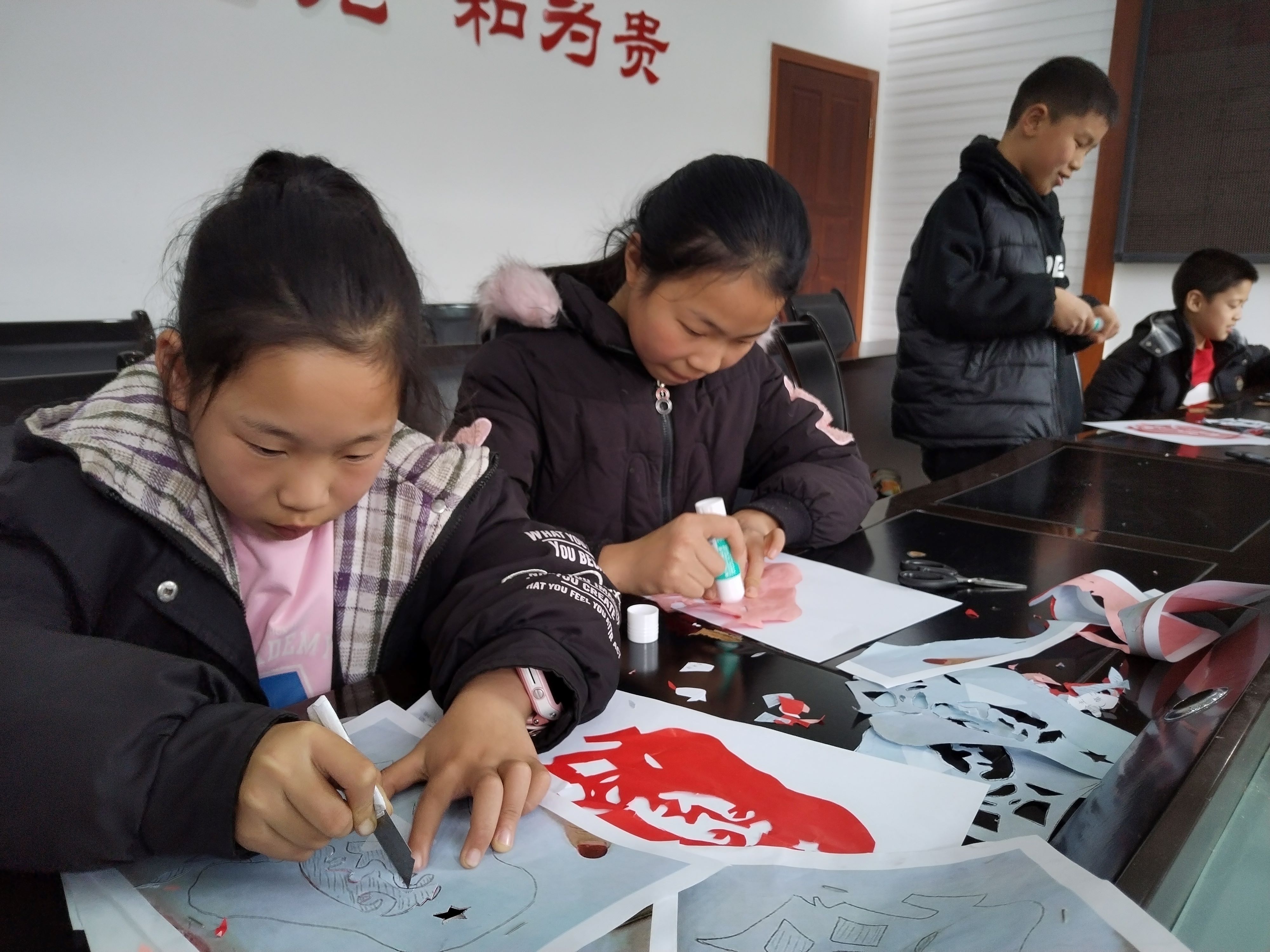 万盛万东镇五里村：手工剪纸活动　传承雷锋精神 (2).jpg
