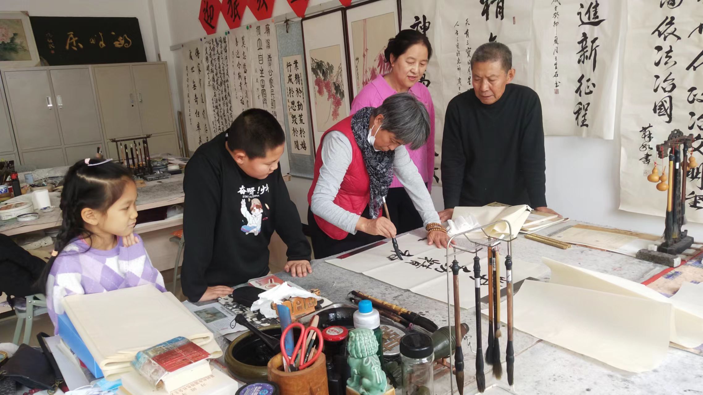 红岗区八百垧街道铁人社区关工小组的“五老”志愿服务队开展传统教育活动 (1).jpg