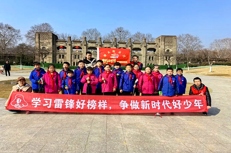 江苏省南京市玄武区钟灵街社区关工委开展“学习雷锋好榜样，争做新时代好少年”活动(3).jpg