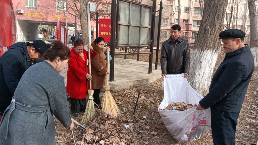 老干部清扫枯树叶.jpg