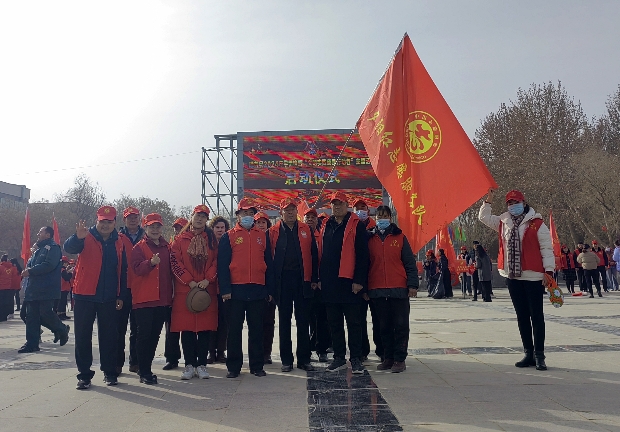 老干部代表参加启动仪式结束后留影.jpg