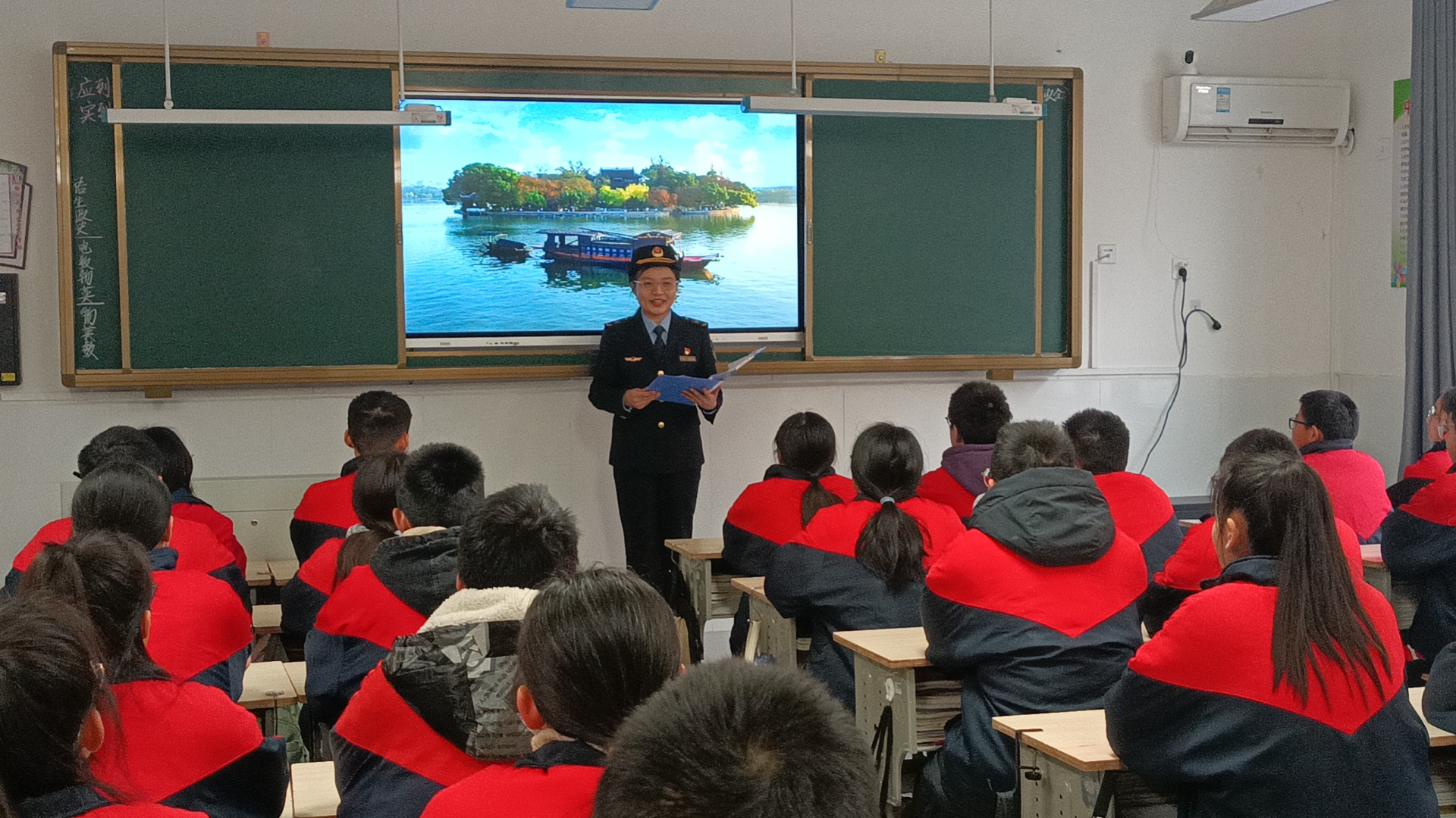 徐州经开区市场监管局关工委宣讲团成员汤琪向学生们做宣讲 （第二张图片）.jpg