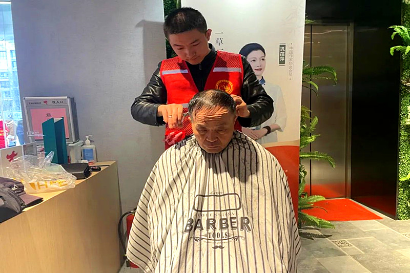 江苏省南京市玄武区徐庄社区关工委联合开展了学雷锋文明实践志愿活动(2).jpg