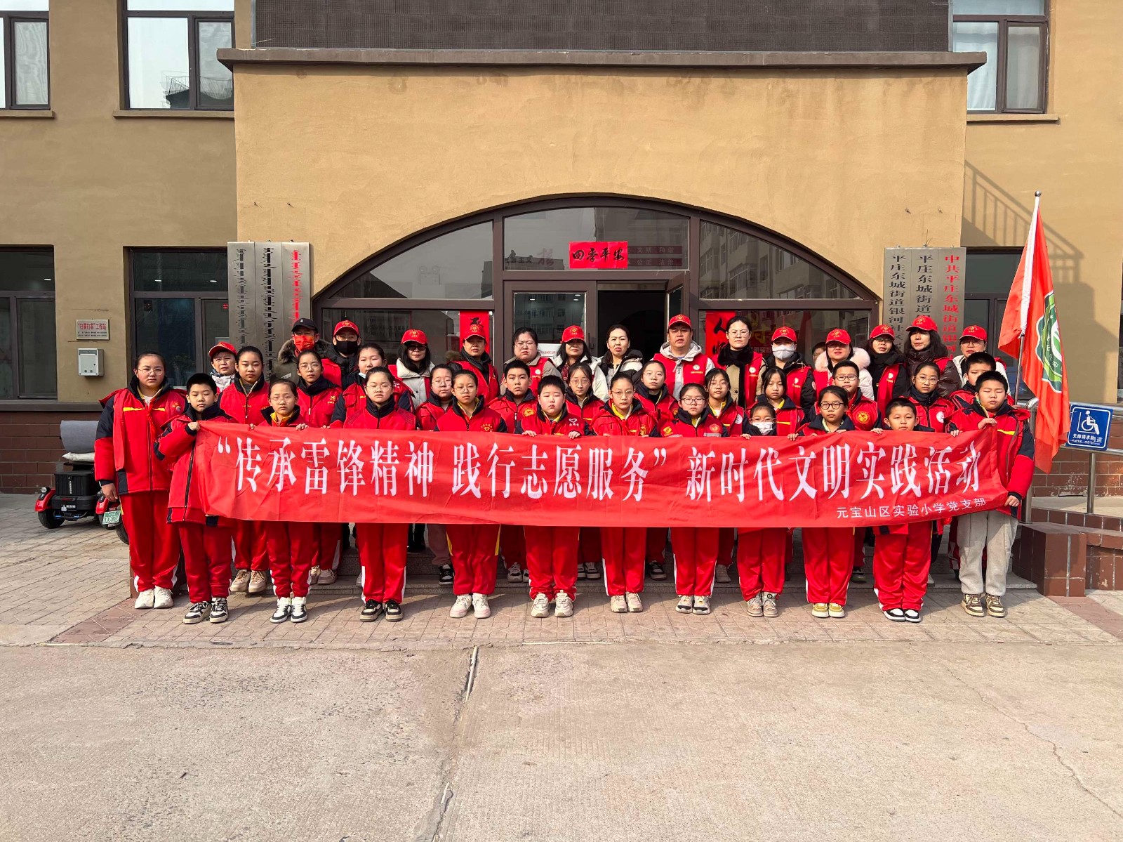 元宝山区实验小学、银河社区开展学雷锋活动照片2.jpg