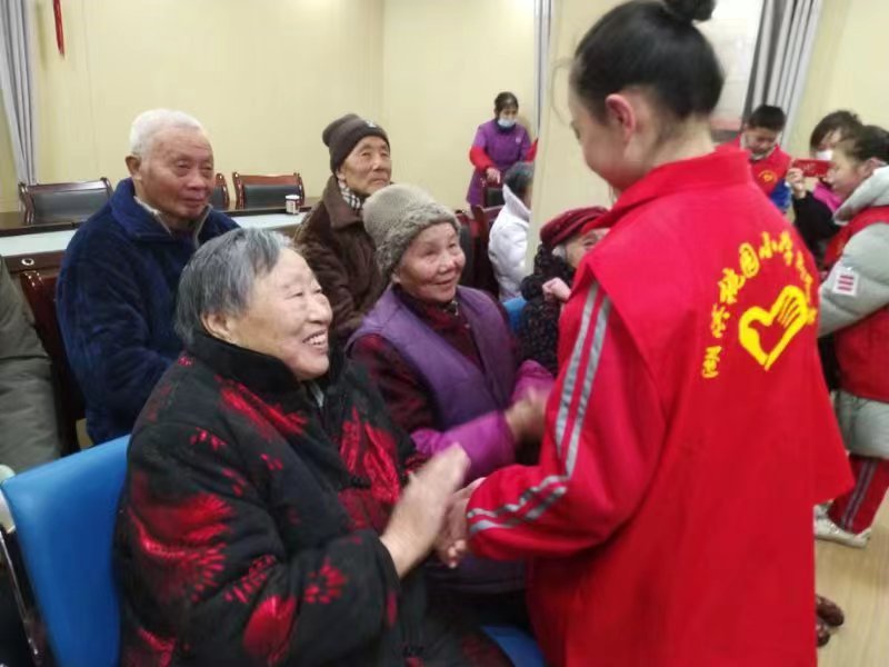 湖滨桃园小学看望老人.jpg