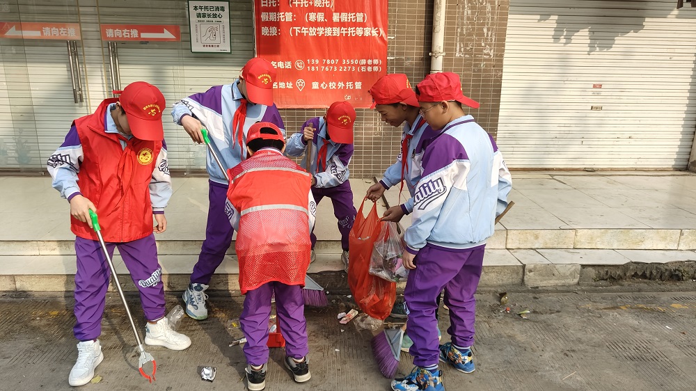 2024年3月7日上午柳州市鱼峰区响水社区关工领导小组联合柳石路第四小学开展“学雷锋·文明实践我行动”志愿服务活动  (3)1.jpg