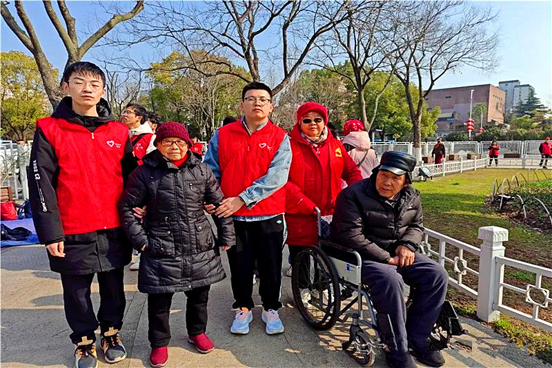 江苏省南京市玄武区锁三社区关工委开展“弘扬雷锋精神，绽放时代光芒”志愿服务活动(1)_.jpg