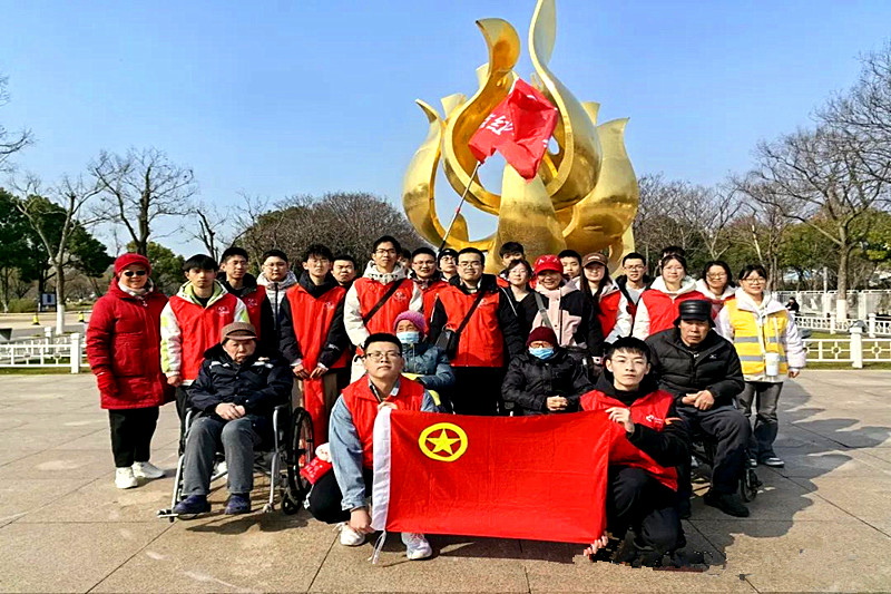 江苏省南京市玄武区锁三社区关工委开展“弘扬雷锋精神，绽放时代光芒”志愿服务活动(2)_.jpg