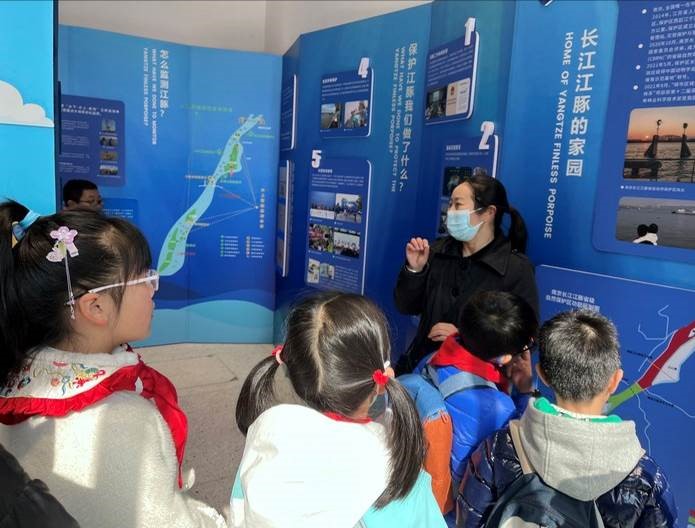 2.在专家老师循循善诱专业科普下，孩子们对江豚有了更加深入的了解.jpg