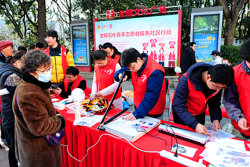 玄武区玄武湖街道樱驼花园社区关工委联合开展“学雷锋”志愿服务广场活动(10).jpg