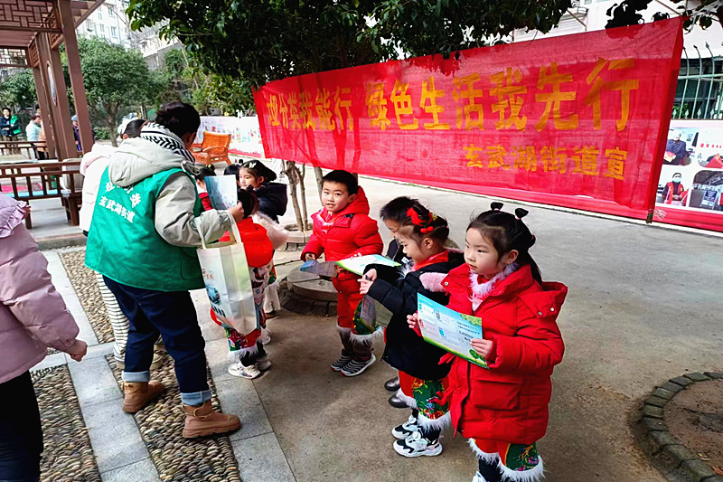 江苏省南京市玄武区花园路社区关工委开展“垃圾分类，你我同行” 为主题的学雷锋活动(1).jpg