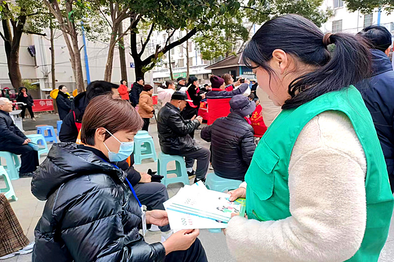 江苏省南京市玄武区花园路社区关工委开展“垃圾分类，你我同行” 为主题的学雷锋活动(3).jpg