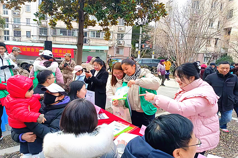 江苏省南京市玄武区花园路社区关工委开展“垃圾分类，你我同行” 为主题的学雷锋活动(5).jpg