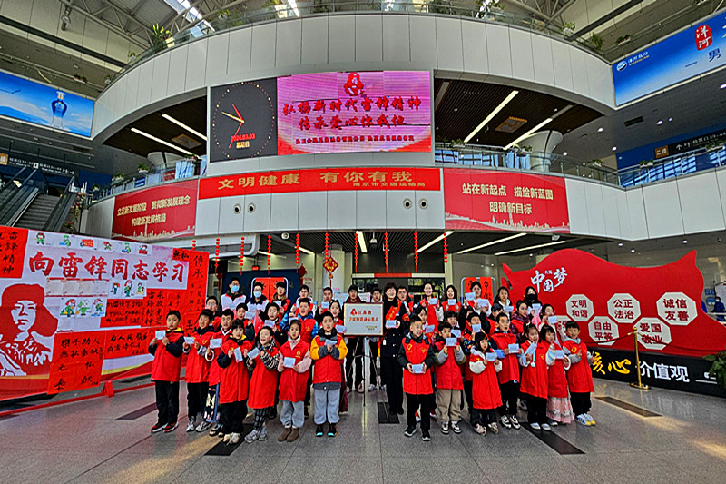 江苏省南京市交通运输系统关工委开展“学雷锋 文明实践我行动”志愿服务(2)_副本.jpg