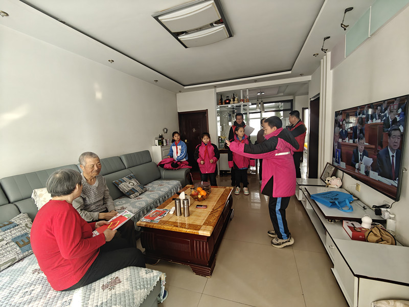 元宝山区东城街道新华社区学雷锋活动照片4jpg_副本.jpg