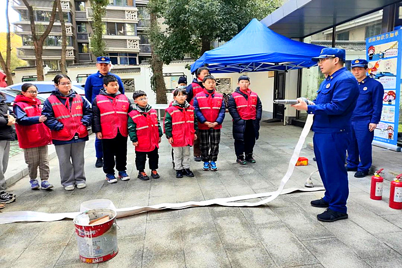 江苏省南京市玄武区台城花园社区关工委开展“消防记心中，我是小雷锋”主题实践活动(1).jpg