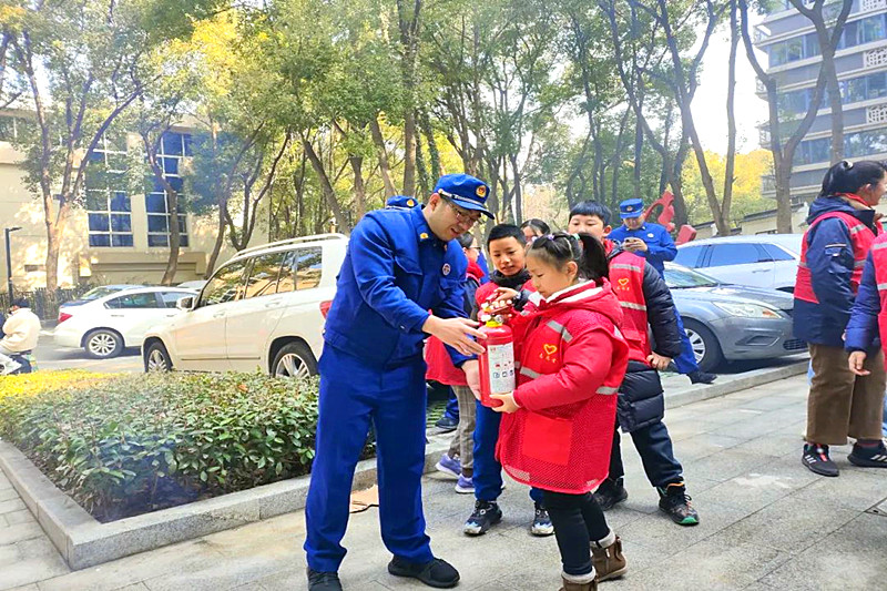 江苏省南京市玄武区台城花园社区关工委开展“消防记心中，我是小雷锋”主题实践活动(2).jpg