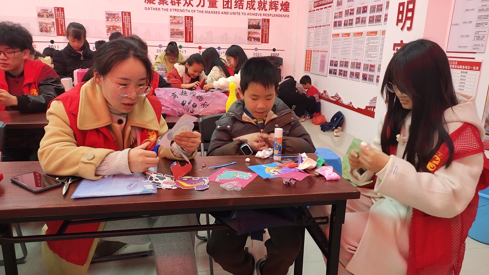 元江社区青少年校外学习站开展“旧物改造换新颜 传递‘心’能量”学雷锋主题活动41.jpg