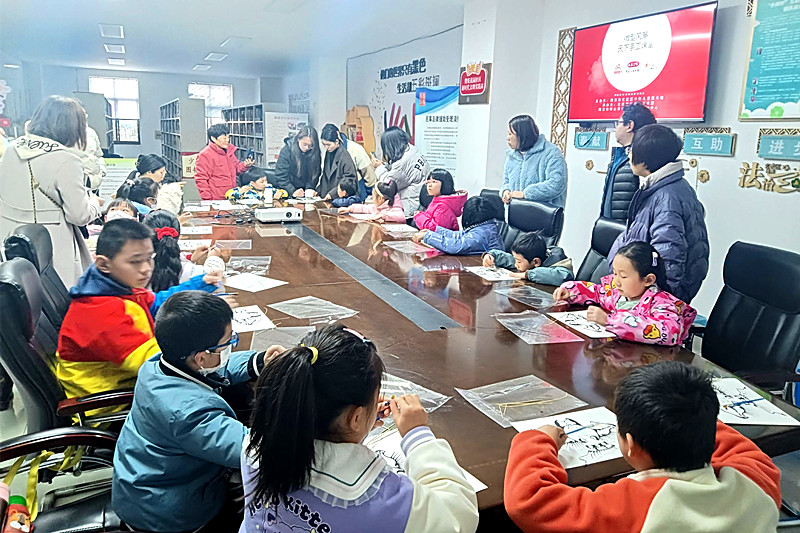 玄武湖街道樱驼花园社区关工委开展青少年“微型风筝”手工制作活动(3).jpg