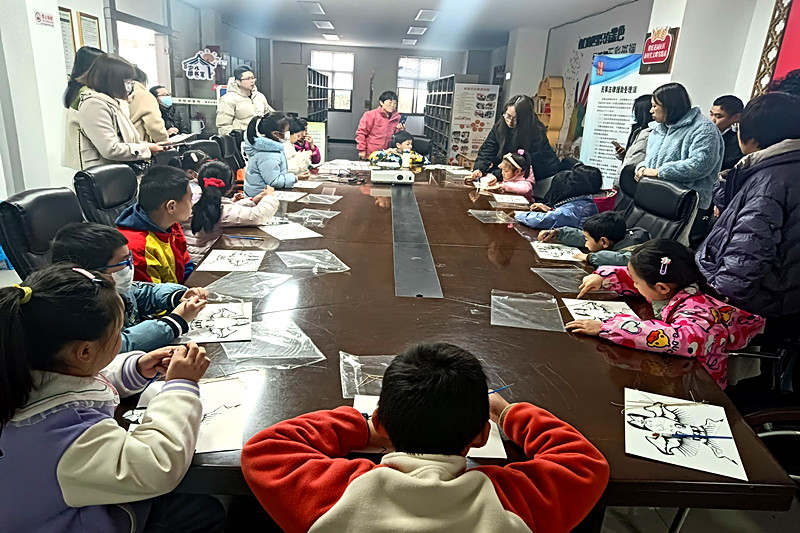 玄武湖街道樱驼花园社区关工委开展青少年“微型风筝”手工制作活动(4).jpg
