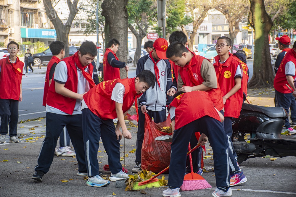 认真清扫沿街道路1.jpg