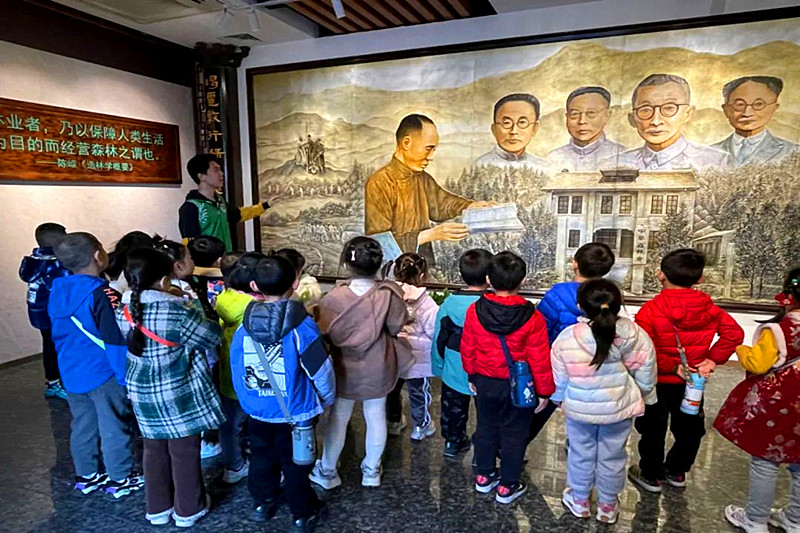 江苏省南京市玄武区锁三社区关工委开展“赓续红色精神，践行绿色传承”主题活动(1).jpg