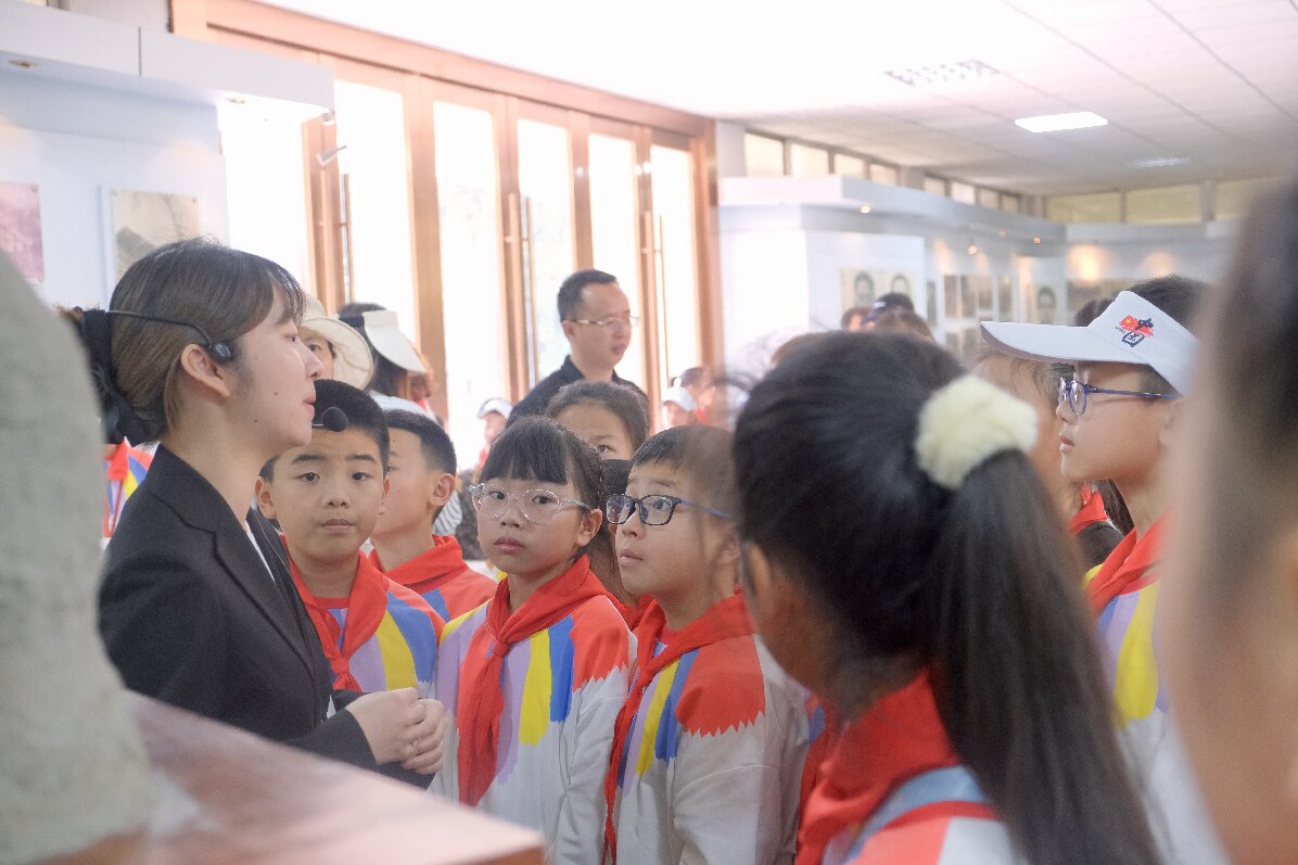 1711939640693006.jpg 参观烈士陈列馆.jpg