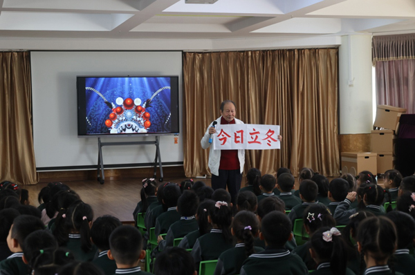 1731053307360381.jpg 张俊立冬唱童谣=.jpg