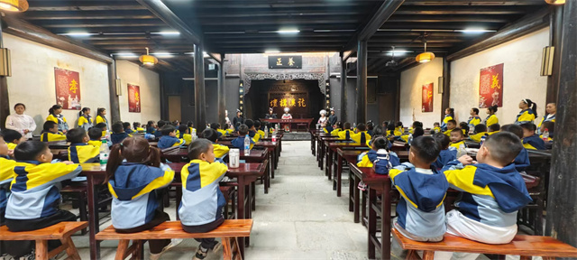 1731766132709984.jpg 龙溪书院听讲解.jpg