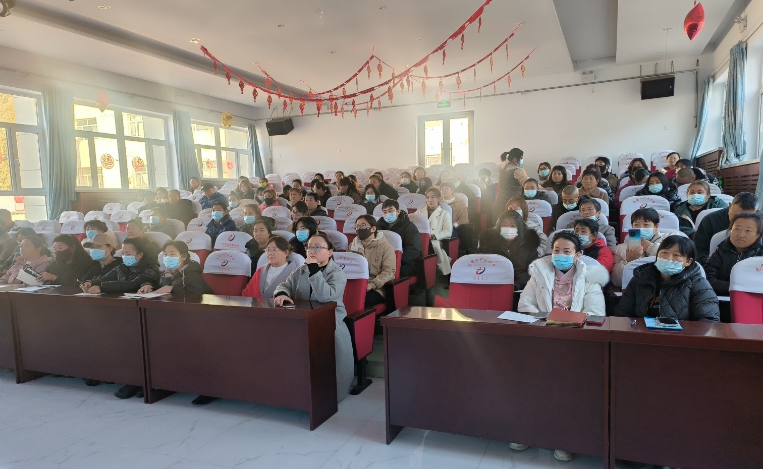 1732670936404608.jpg 元宝山区元矿小学四年级家长培训会照片2_副本.jpg