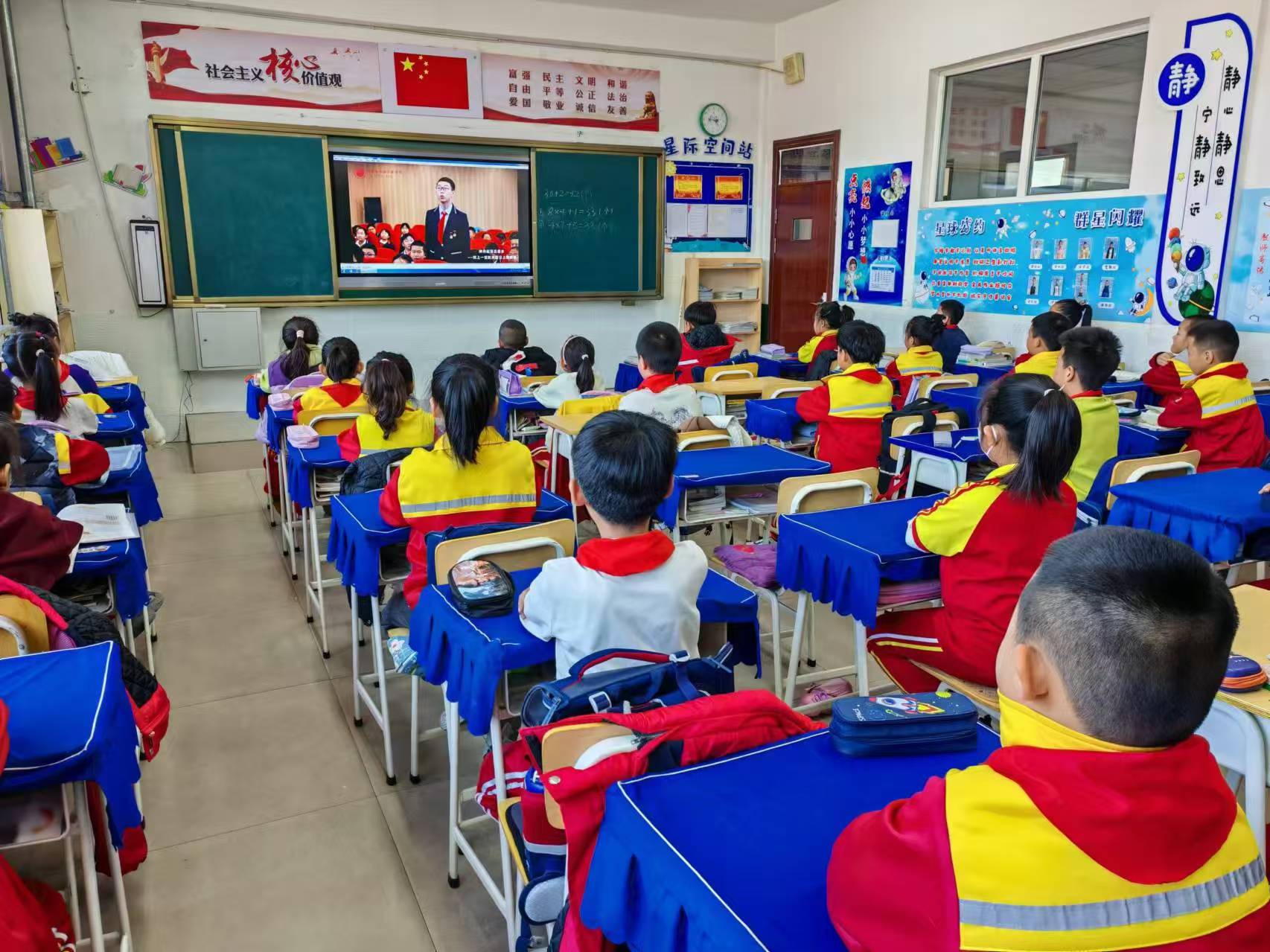 1733190383814895.jpg 元宝山区元宝山矿区小学“神舟起落是吾乡”观影活动照片5.jpg
