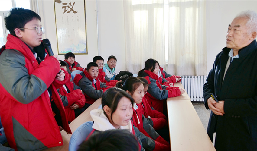 元宝山中学“五老”进校园活动照片5_副本.jpg