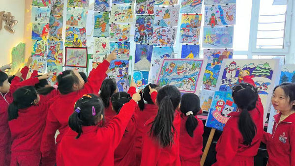 佳木斯市第十一小学教育集团“逐梦亚冬 绘冰雪之美”活动绘画展_副本.jpg