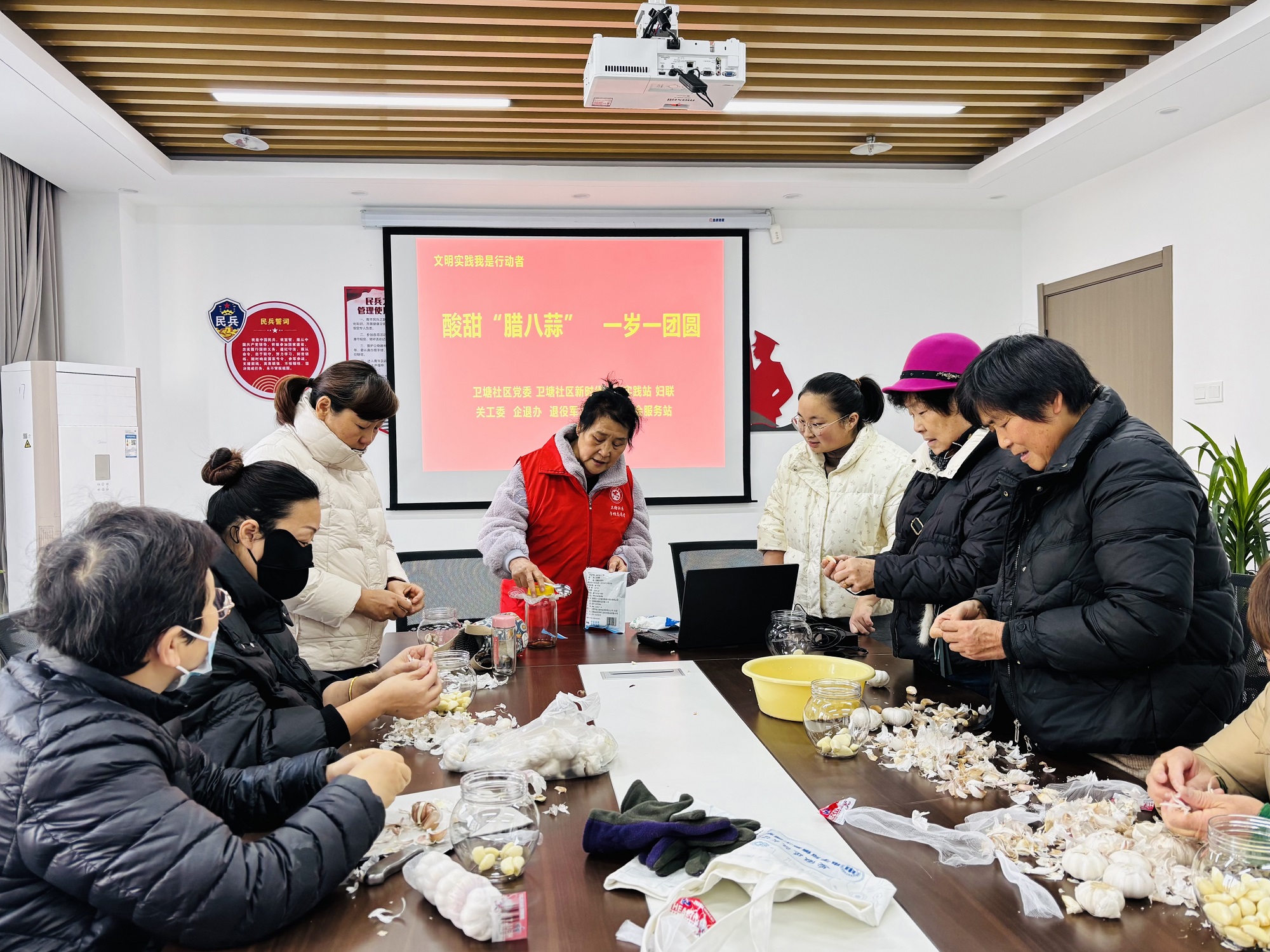 居民们在志愿者的指导下制作腊八蒜 2.jpg