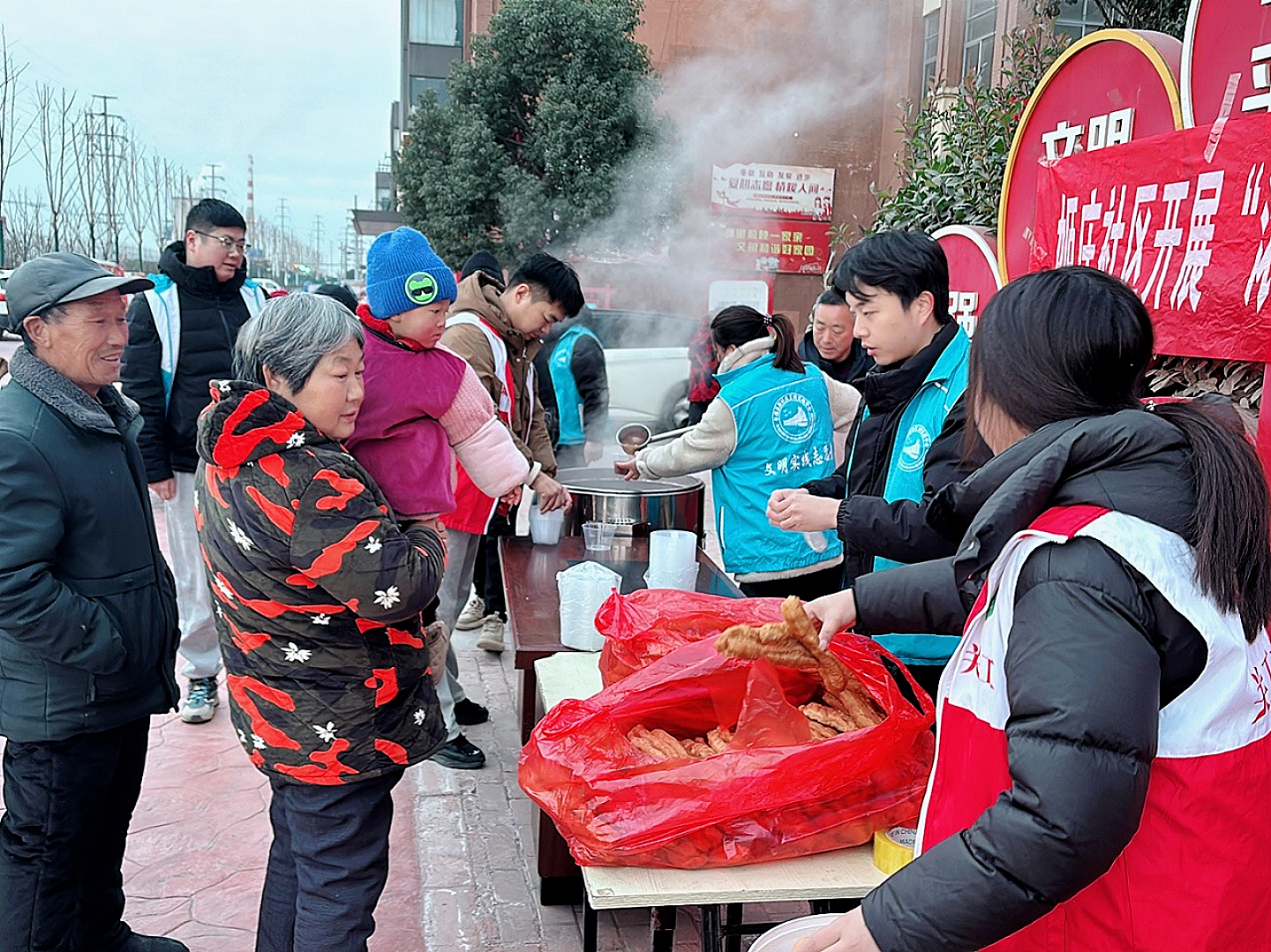 “浓情腊八节，温暖邻里情”：安徽省阜阳市阜南县鹿城镇姫庄社区关工委开展腊八节活动.jpg